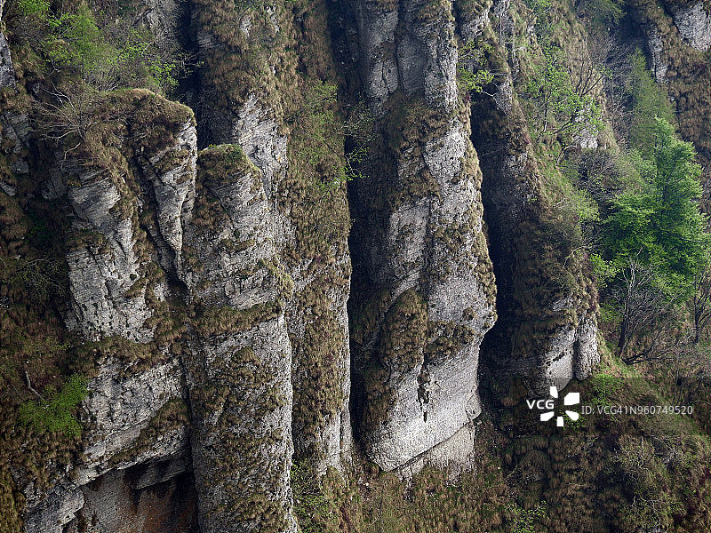 蒙特杰内罗索陡峭的侵蚀石灰岩悬崖图片素材