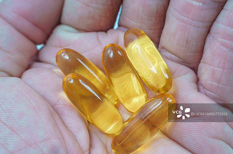 服用鱼肝油特写图片素材