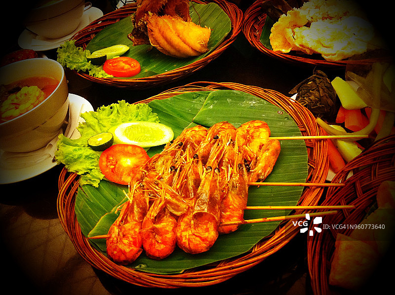 斋月期间餐桌上的马来穆斯林自制菜肴图片素材