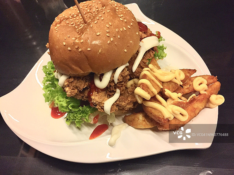 斋月期间餐桌上的马来穆斯林自制菜肴图片素材