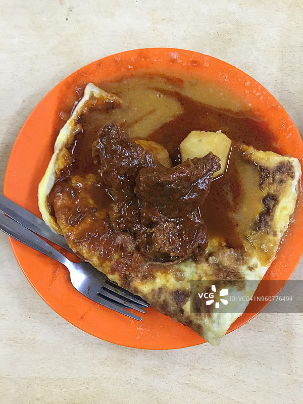 斋月期间餐桌上的马来穆斯林自制菜肴图片素材