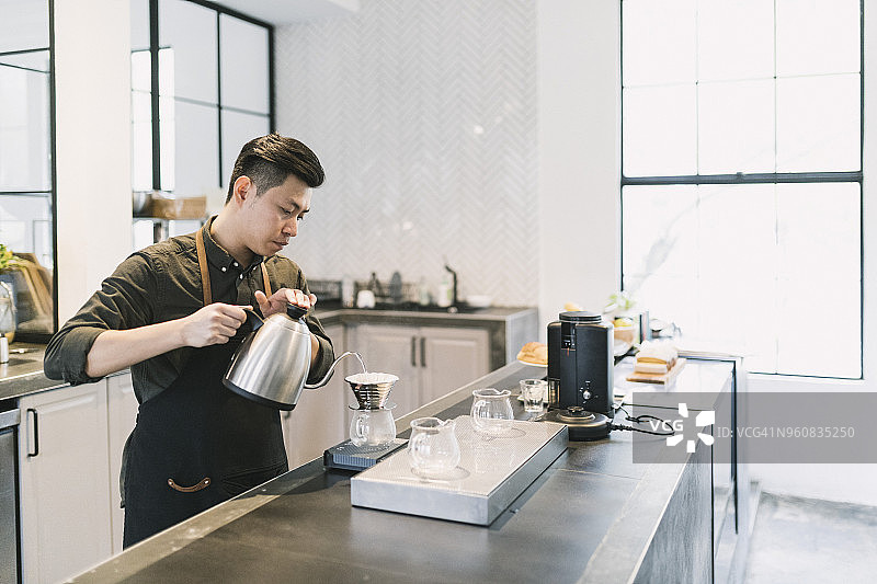 咖啡师制作咖啡图片素材