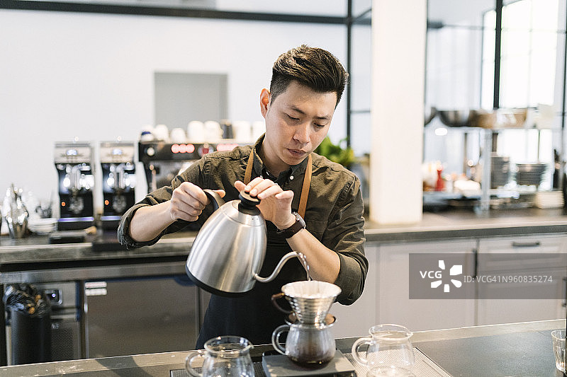 咖啡师制作咖啡图片素材