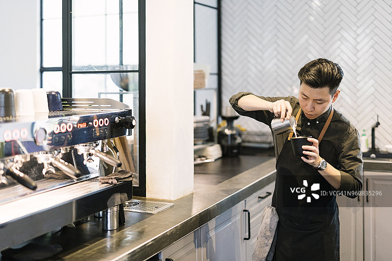 咖啡师制作卡布奇诺图片素材