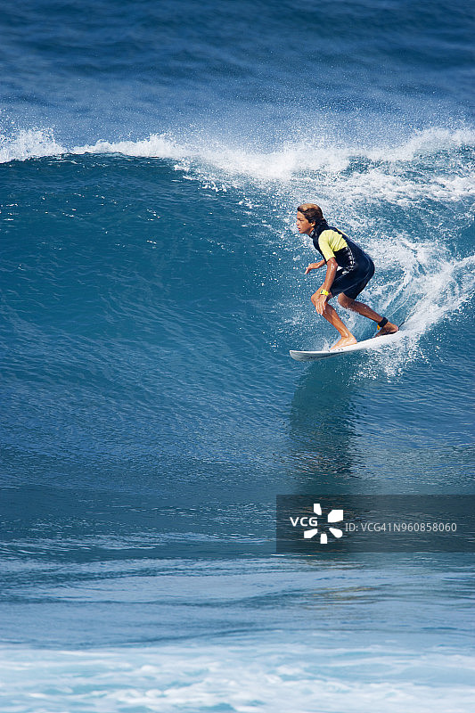 青少年男孩在海上冲浪图片素材