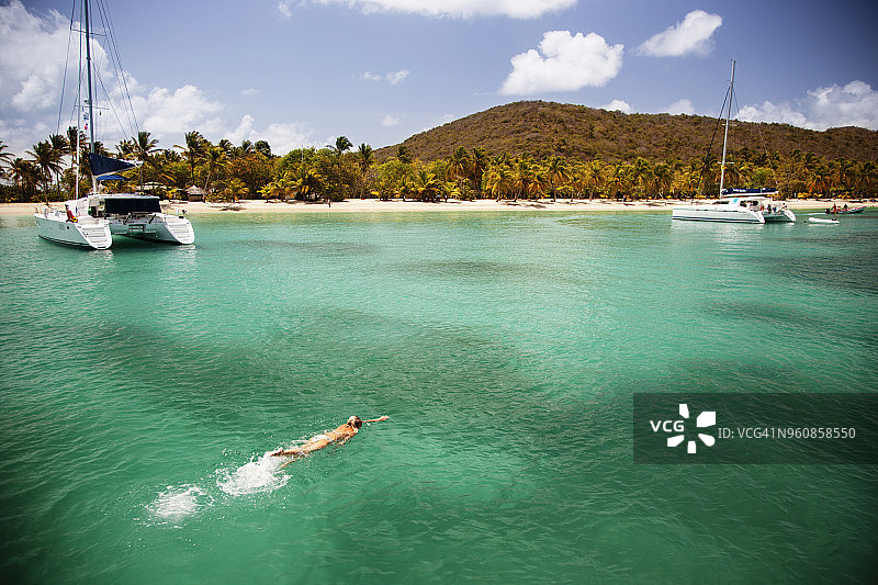 在海中游泳的女人（高角度视图）图片素材