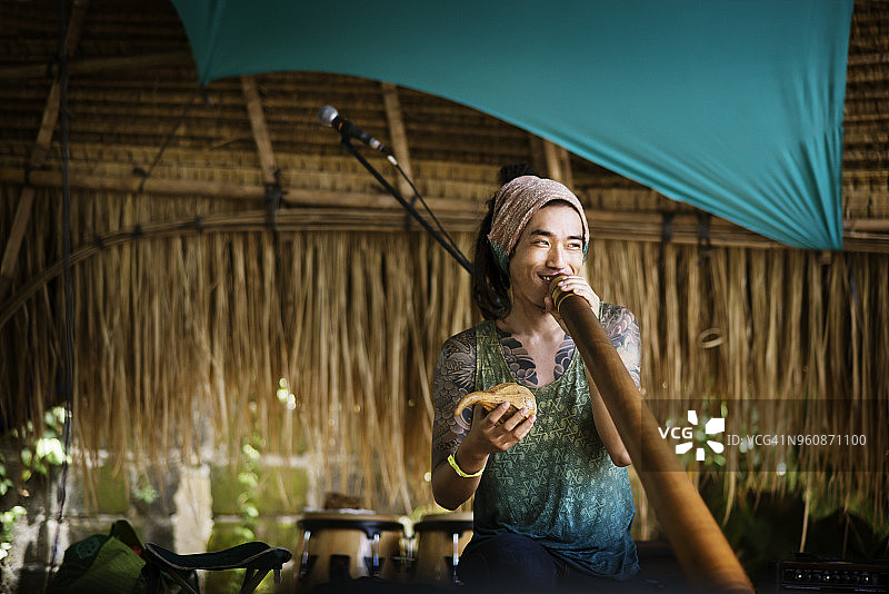 音乐家在活动中演奏阿尔卑斯长号图片素材