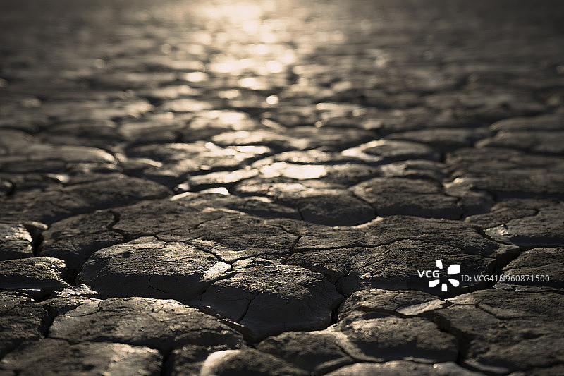 俯视角度拍摄的阳光洒在阿尔沃德沙漠的干燥田野上图片素材