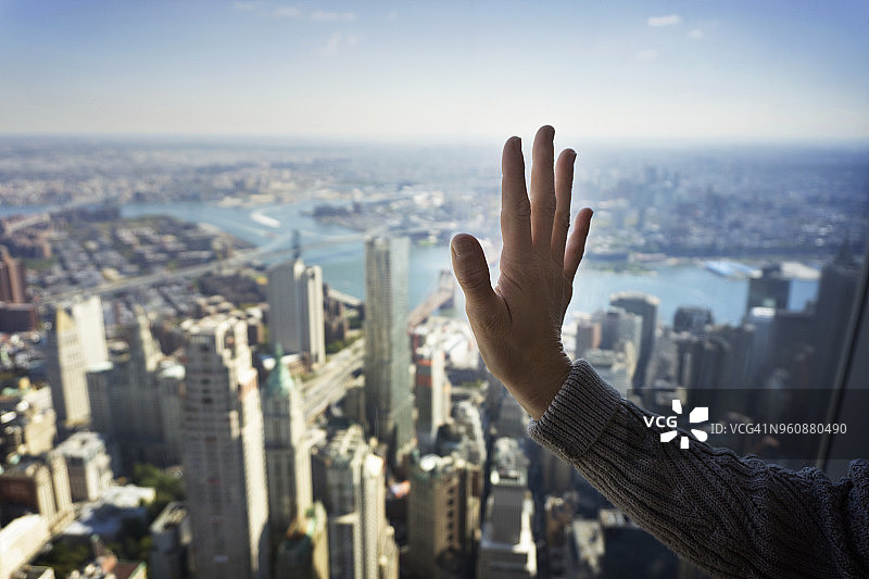 女子触摸窗户玻璃图片素材