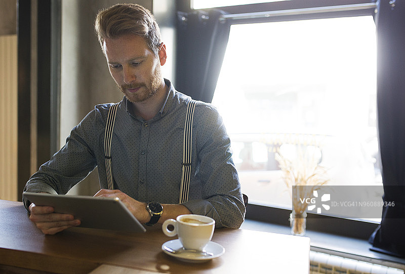 商人于酒店柜台使用平板电脑图片素材