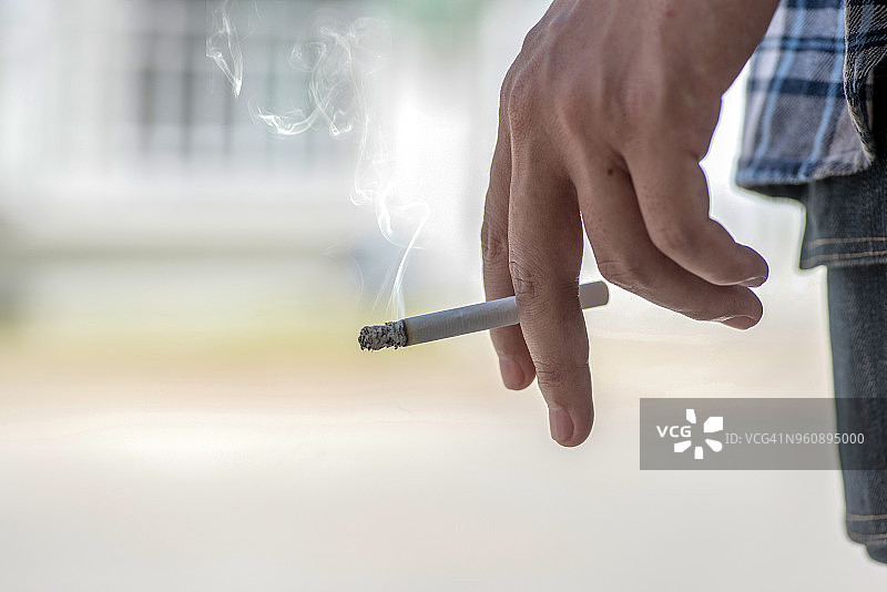 男人抽烟图片素材