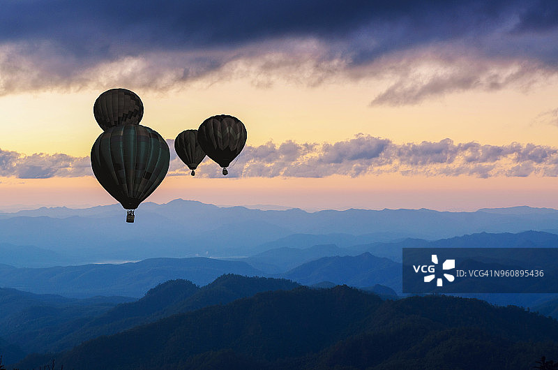 山脉日落时的彩色热气球图片素材