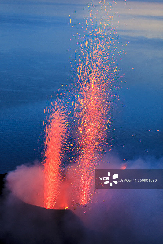 意大利西西里岛埃奥利群岛的斯特龙博利火山图片素材