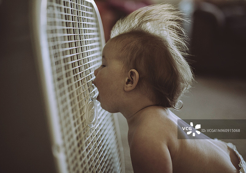 赤膊男婴张着嘴享受家中空调的凉风图片素材