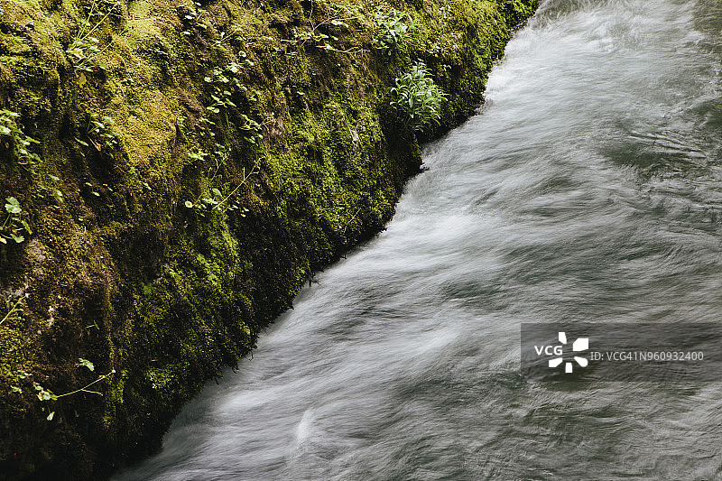 索尔杜克河水花飞溅在苔藓覆盖的岩石上的高角度景观图片素材