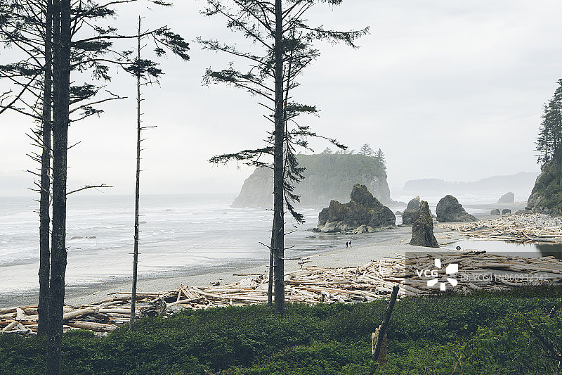 雾天晴空下的红宝石海滩风光图片素材