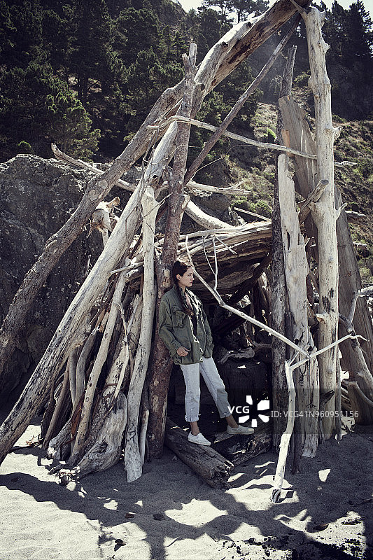 女人站在海边的浮木中图片素材