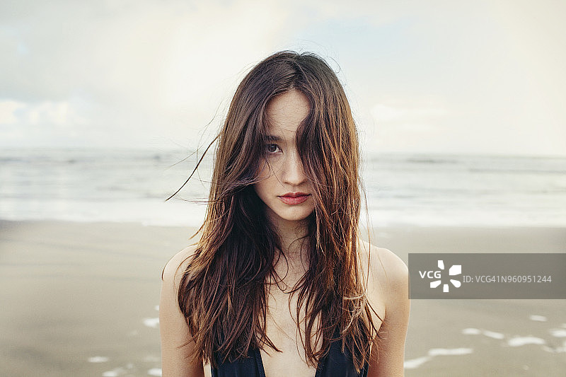 站在海边的贝塞尔斯海滩上的美丽女人肖像图片素材