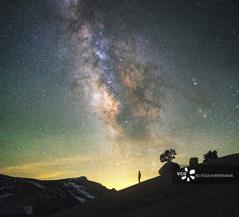 星空下站在田野上的男人剪影图片素材