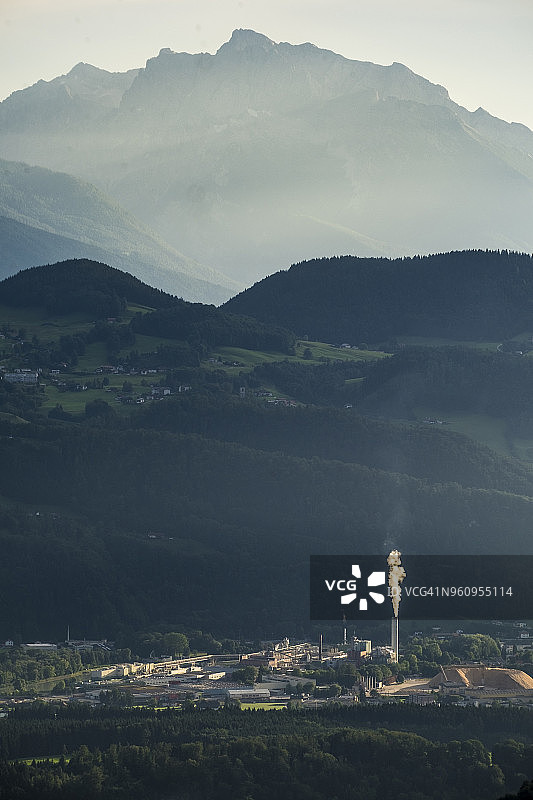 山脚下的工厂高角度视图图片素材