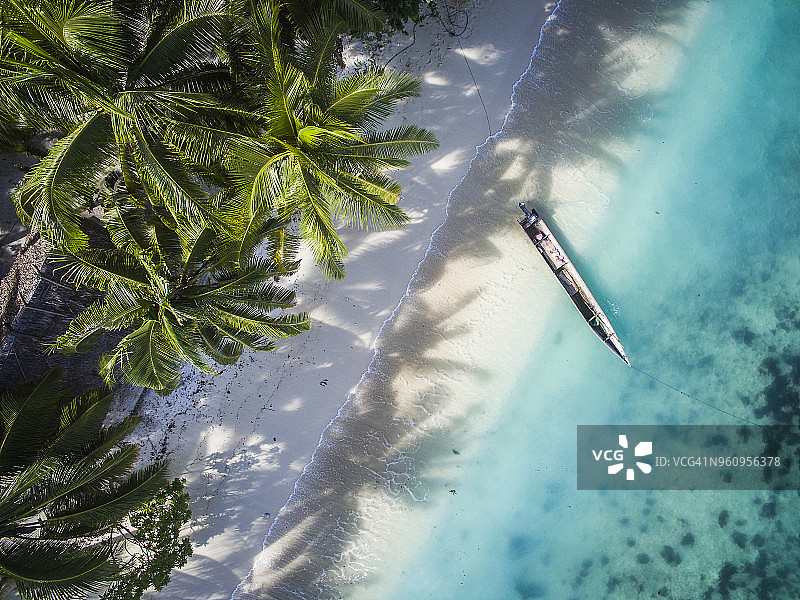 甘岛岸边停泊的船只高角度视图图片素材