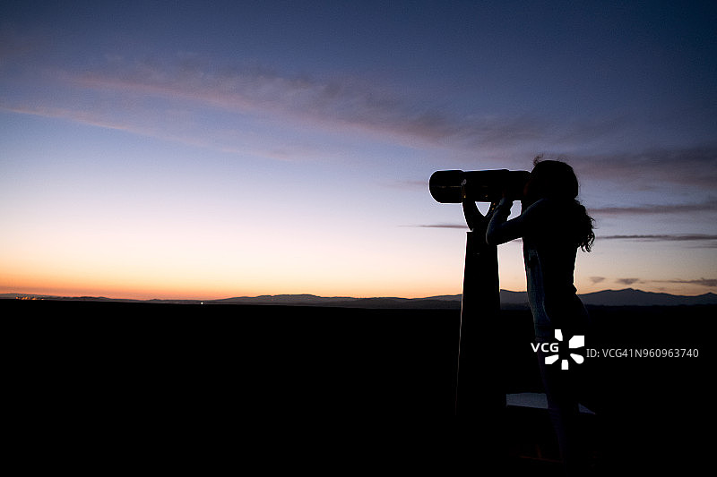 用双筒望远镜观察的女孩图片素材
