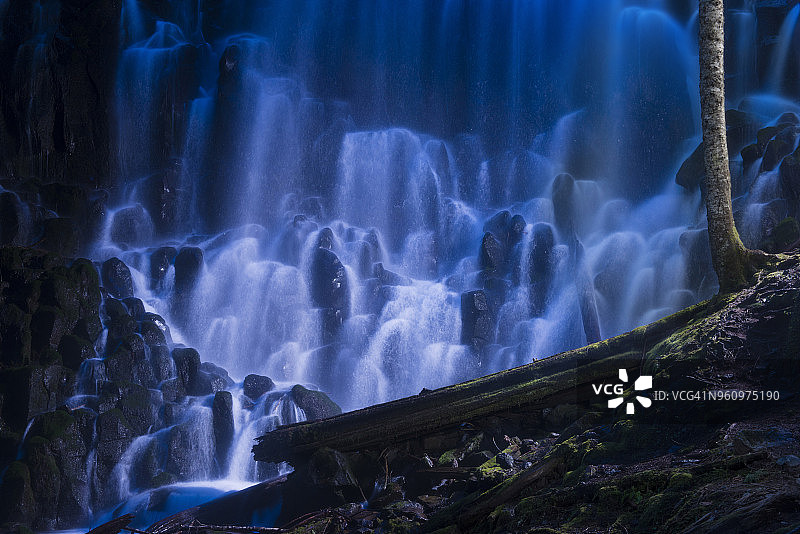 黄昏时岩石上的瀑布美景图片素材