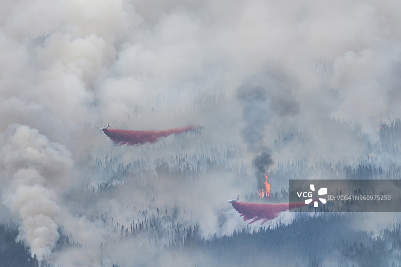 水上飞机向森林火灾区洒水（高角度）图片素材