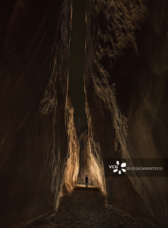 站在岩层中的人远景图片素材