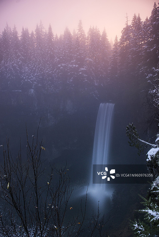 日落时分树木背景下的白兰地瀑布俯视图图片素材