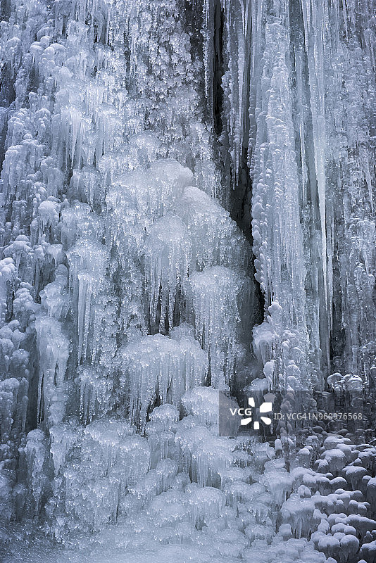马琳峡谷冰冻瀑布的壮丽景色图片素材