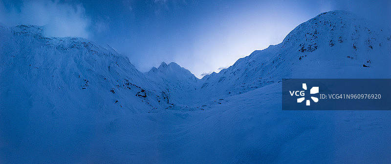 雪山对天空的全景图片素材
