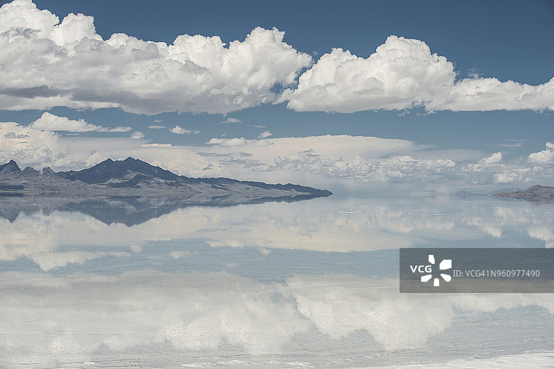 邦纳维尔盐滩的对称景观图片素材