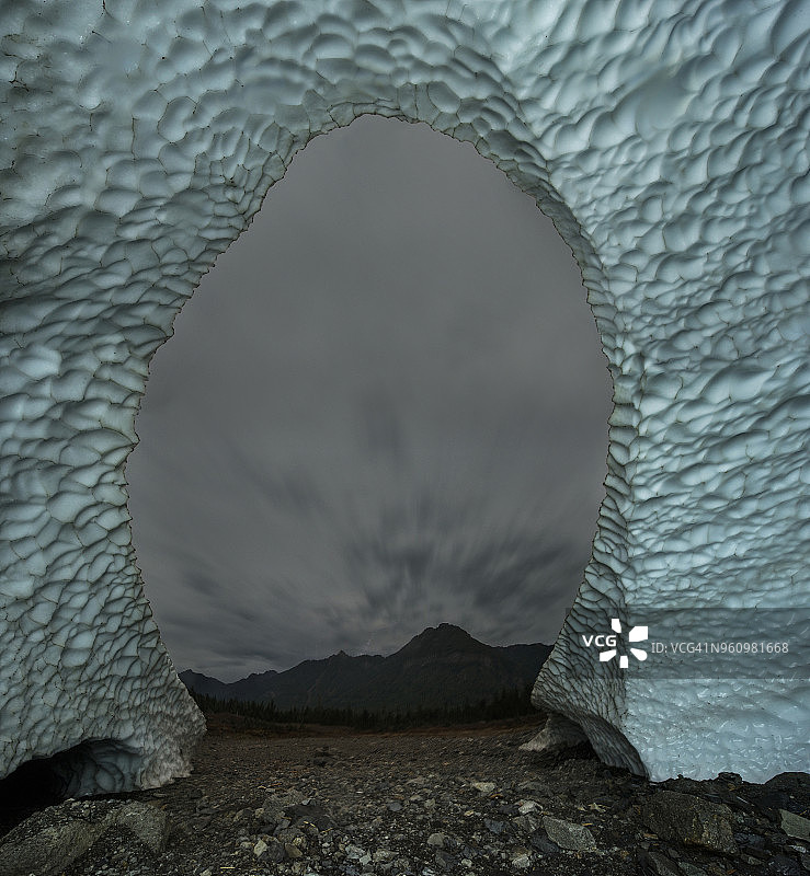 在北喀斯喀特国家公园冰冻的洞穴中看到的阴天图片素材