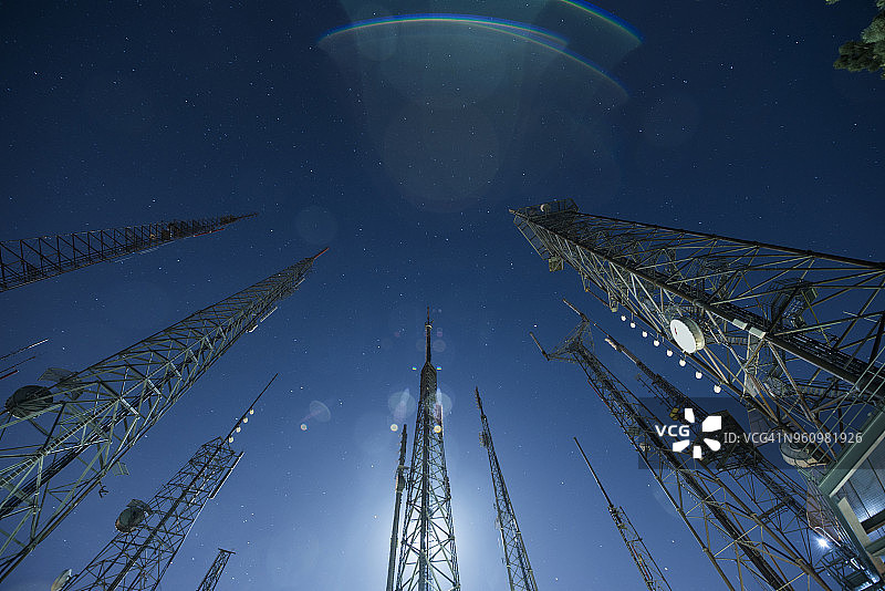 晴空下威尔逊山天文台的低角度景观图片素材