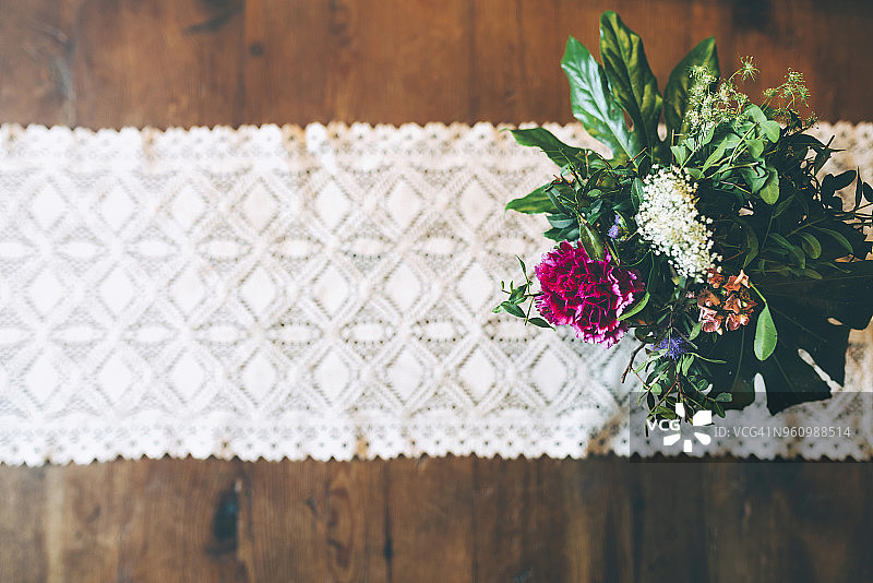 俯视桌上的花瓶图片素材