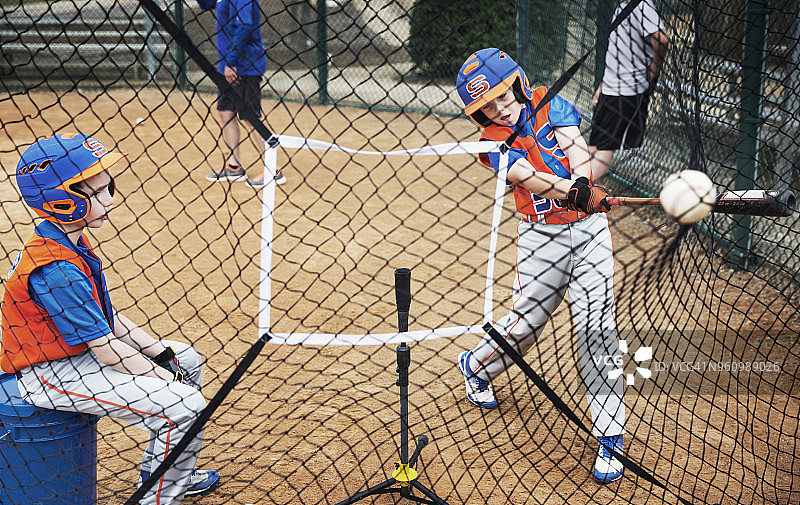 男孩们在球场上打棒球图片素材