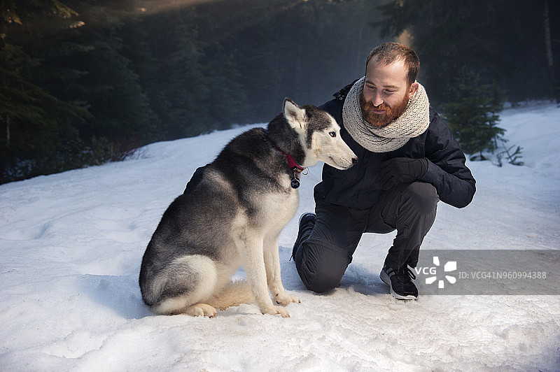 男人在青蛙湖附近抚摸狗图片素材