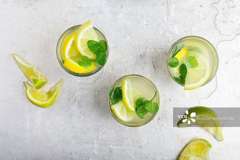 鲜榨柠檬水，凌乱的厨房场景图片素材