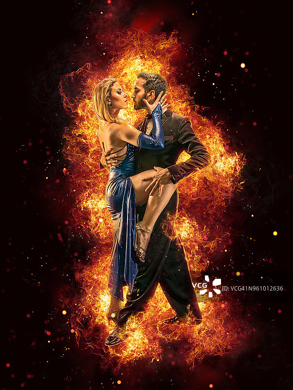 在阿根廷布宜诺斯艾利斯跳探戈的阿根廷夫妇图片素材