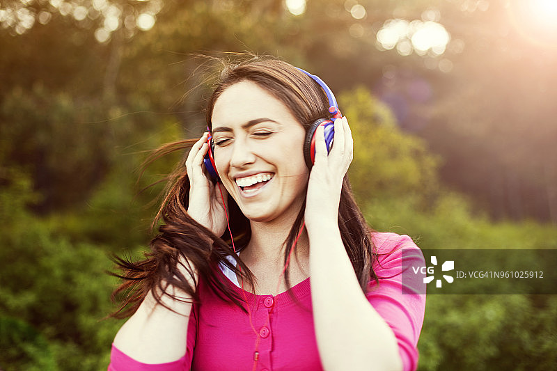 听音乐甩头发的快乐女人图片素材