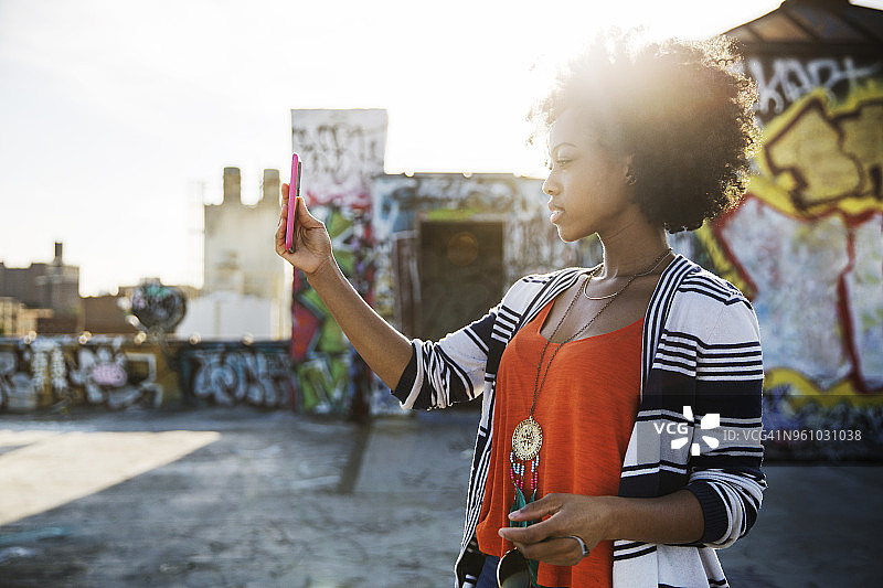 女人站在建筑物露台上自拍图片素材