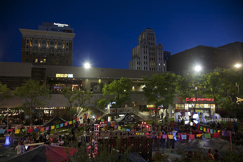 凤凰城五月五日节户外夜晚街区派对图片素材