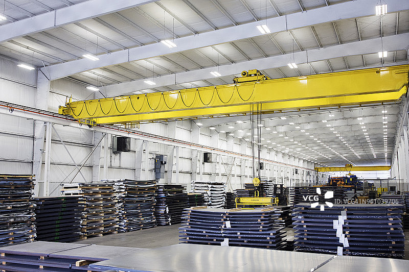 储藏室里的金属板材和机器设备俯视图图片素材