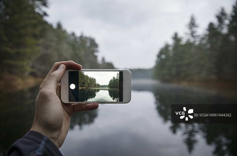 用智能手机拍摄湖面图片素材