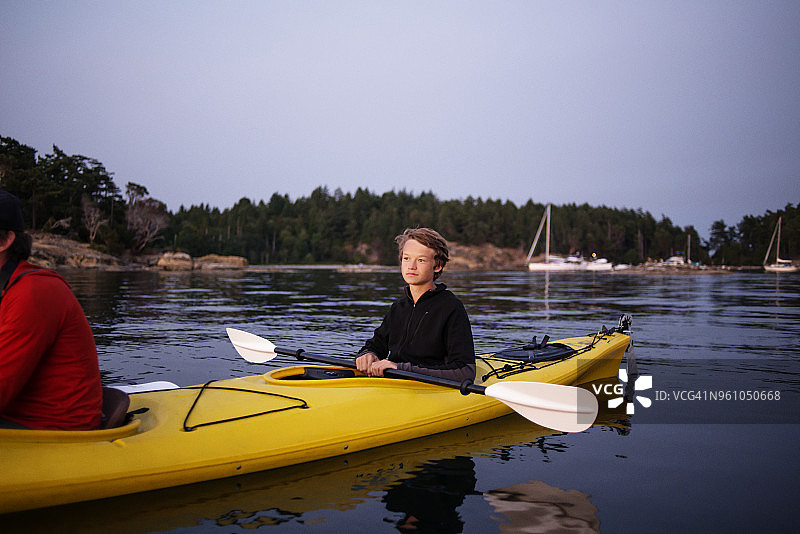 父子在佐治亚海峡划皮划艇图片素材