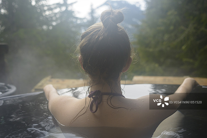 在温泉中沐浴的女子背影图片素材