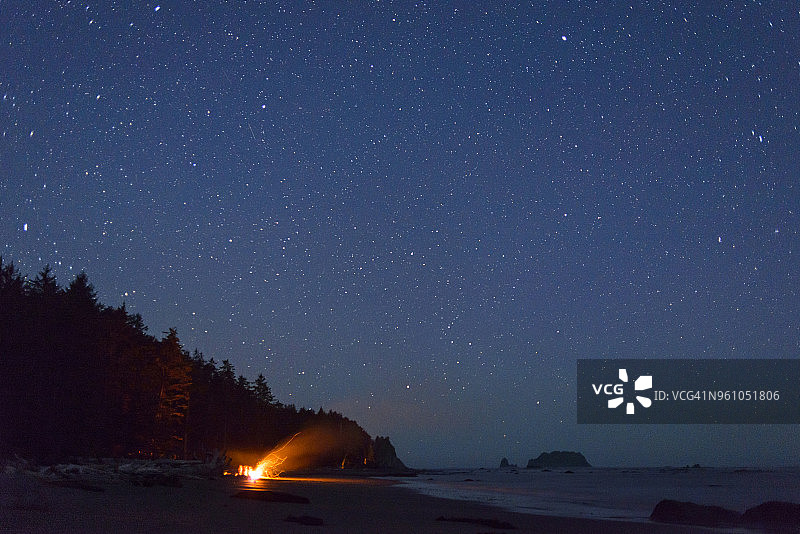 奥林匹克海岸的星空下的营火图片素材