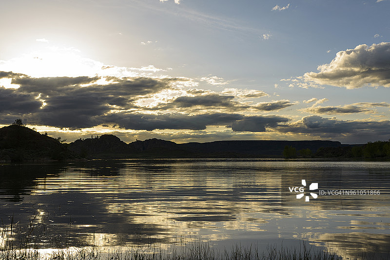 傍晚时分多云天空下的班克斯湖风光图片素材