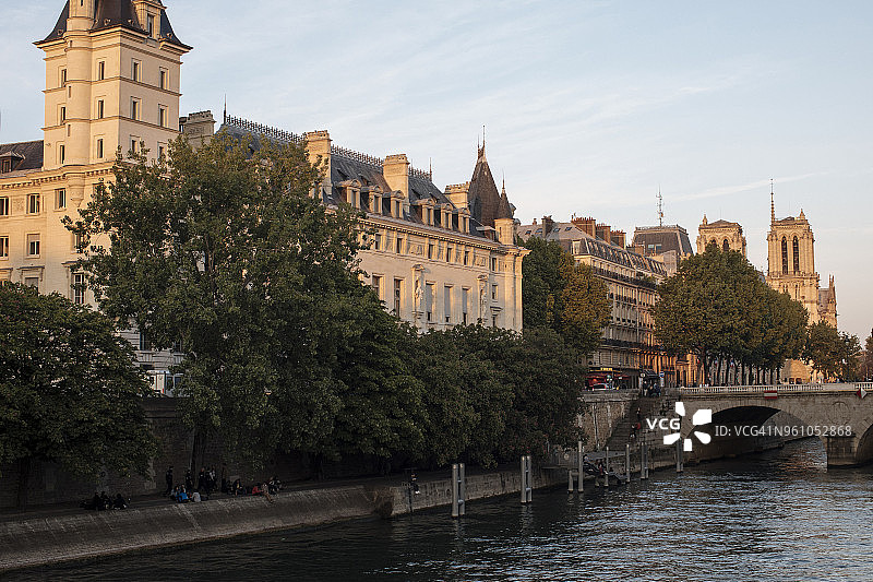 城市日落时分的塞纳河畔建筑图片素材